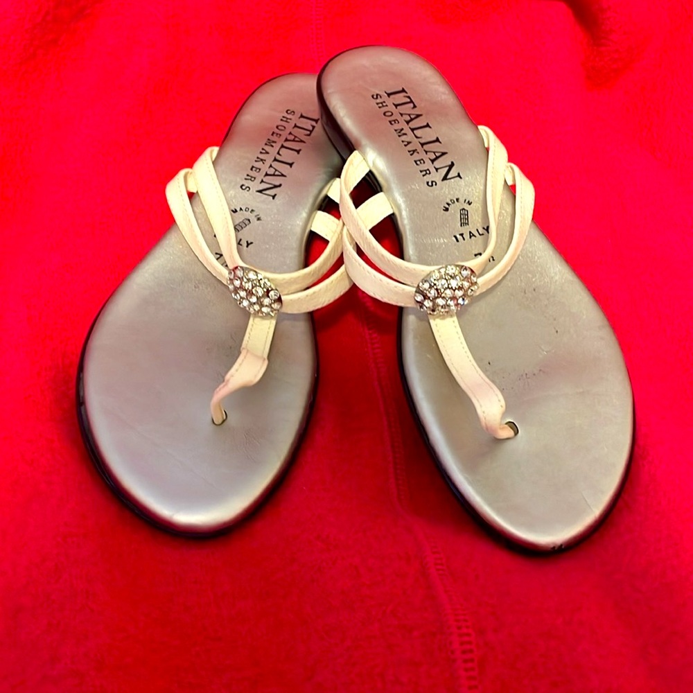 ITALIAN SHOEMAKERS fancy sandals! White straps w/sparkling center bling. Sz 7.5.